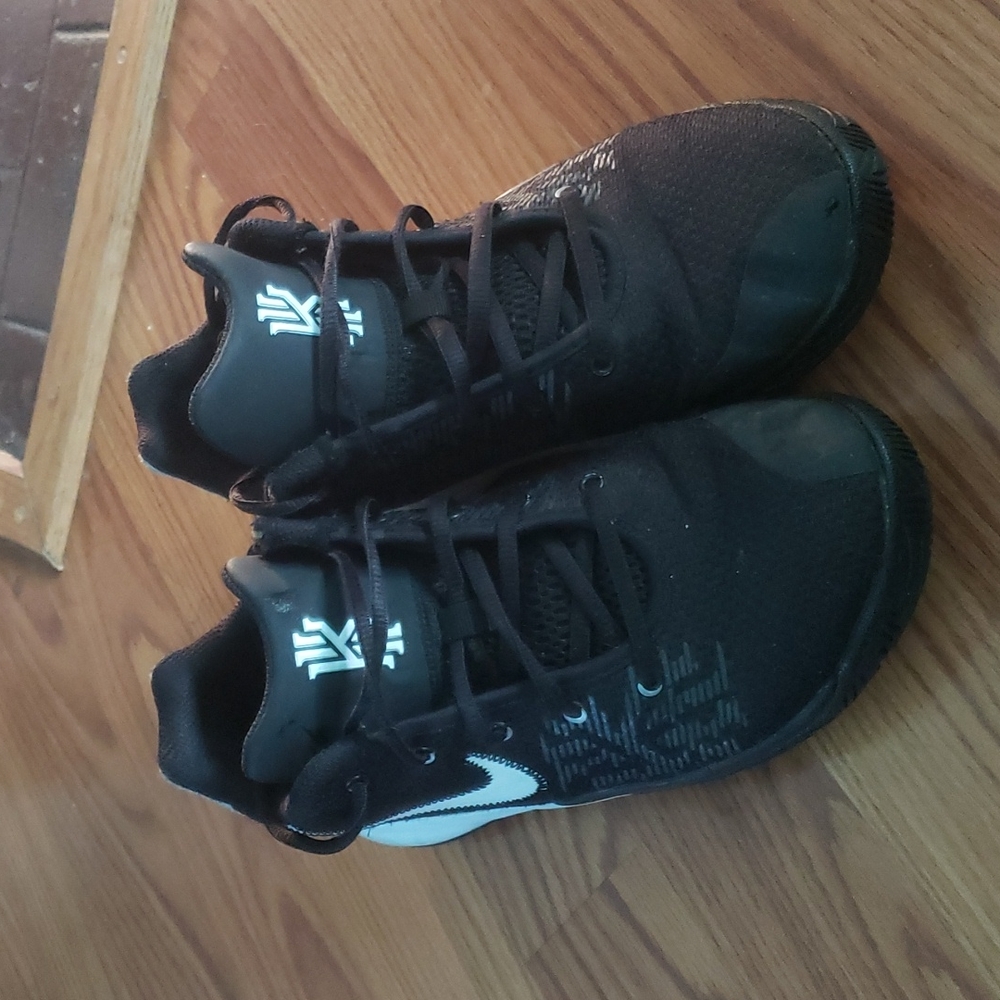 BLACK AND WHITE NIKE KYRIE SIZE 6 YOUTH
